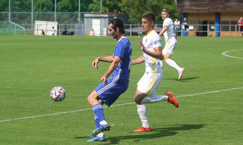 Fotbalisté Zlína (bílé dresy) v úvodním letním přípravném zápase přehráli třetiligový Uničov 5:1.