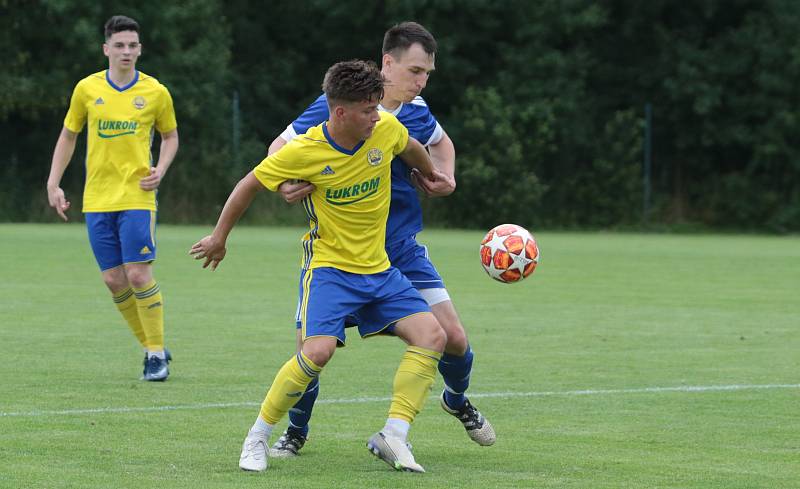 Fotbalisté Slavičína (v modrých dresech) na úvod přípravy zvítězili na Vršavě se Zlínem B 2:1