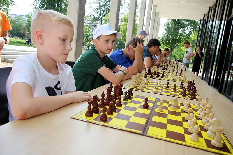 Mistrovství ČR školních družstev v šachu  ve Zlíně. Simultánku hraje šachový mistr Jakub Roubalík (FIDO 2410) v Parku Komenského.