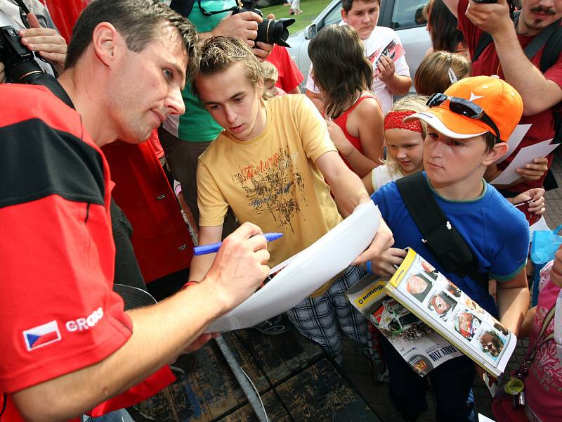 Fanoušci Barum Rally přivítali na zlínském náměstí jednoho z favoritů soutěže Romana Krestu.