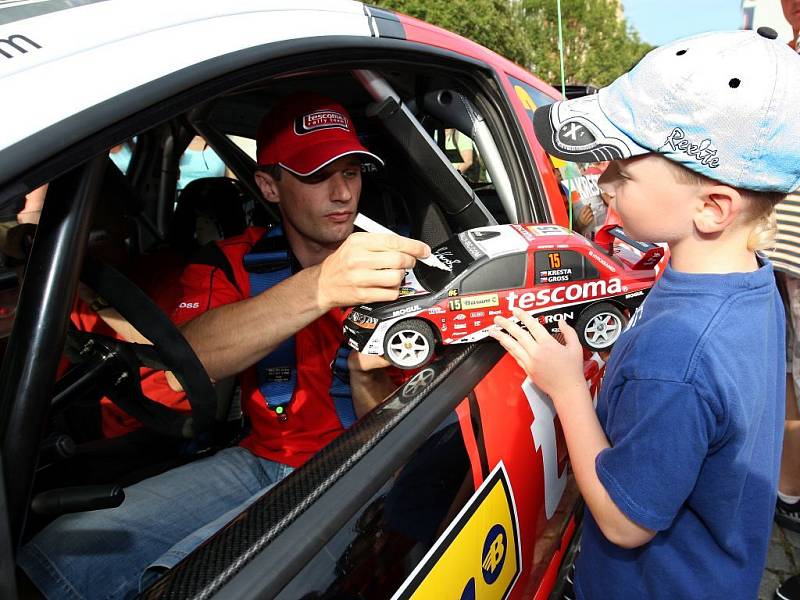 Fanoušci Barum Rally přivítali na zlínském náměstí jednoho z favoritů soutěže Romana Krestu.