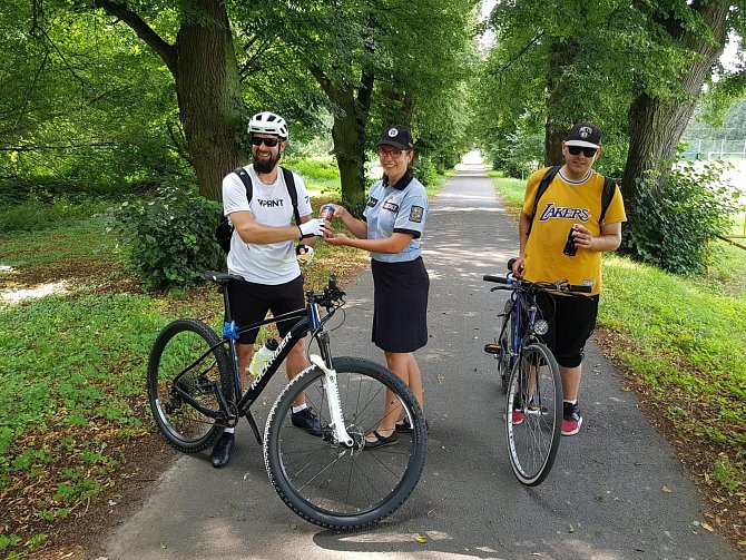 Policejní preventisté kontrolují cyklisty na cyklostezkách ve Zlínském kraji; červenec 2024