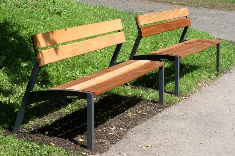 Nové lavičky v parku Svobody ve Zlíně.