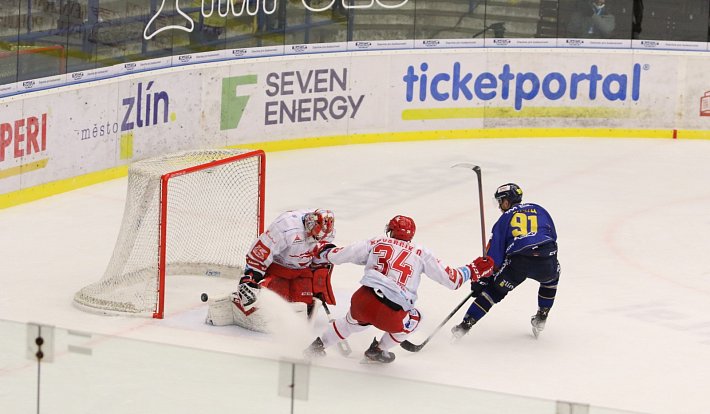 Hokejisté Zlína (modré dresy) v předehrávce 26. kola Tipsport extraligy vyzvali vedoucí Třinec.