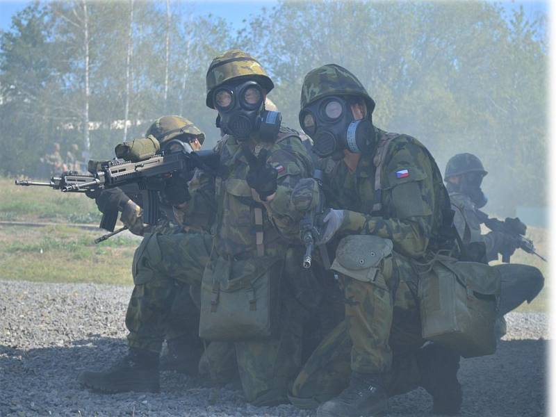 Klára Pospíšilová. Civilním zaměstnáním Salesman Military & Law Enforcement. Na první pohled se jedná o mladou dámu a manažerku se vším všudy, která je elegantní a usměvavá. Pak vám při rozhovoru prozradí, že ráda střílí, miluje adrenalinové sporty, silná