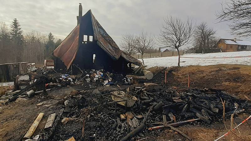 Následky požáru chaty na Držkové