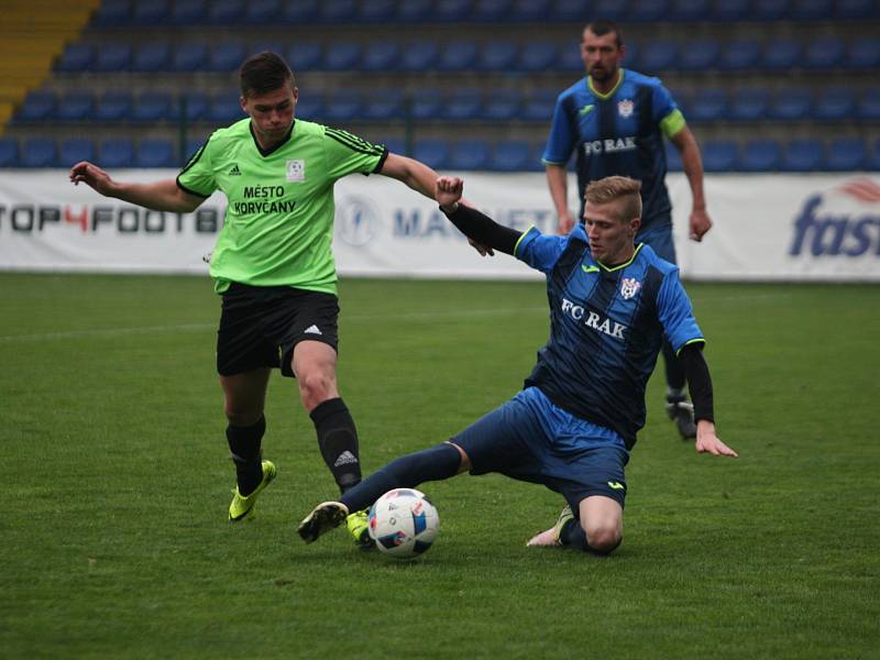 Fotbalisté Provodova (v modrém, při vyhlášení v červeném) pošesté ve své historii ve středu 3. května ovládli krajský pohár, když ve finále na zlínské Letné porazili účastníka I. A třídy Koryčany 2:1 dvěma góly Ulmana.