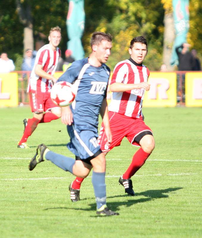 Fotbalisté Brumova (bílo-červení) v 11. kole divize E remizovali v derby se Slavičínem 1:1.