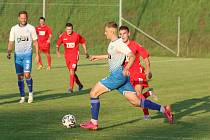 Fotbalisté Otrokovic (v modrobílých dresech) proti Slavičínu potvrdili roli favorita.