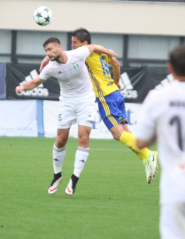 Fotbalisté Fastavu Zlín (ve žlutém) v rámci 4. kola I. ligy doma hostili MFK Karviná.