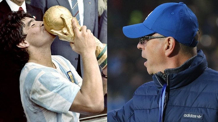 Diego Maradona s trofejí mistrů světa (1986) a trenér Zlína Bohumil Pánik