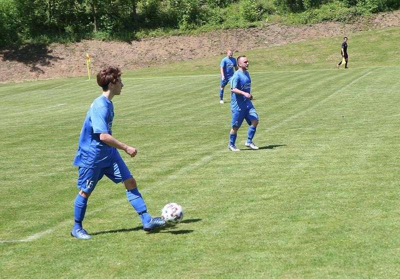 Fotbalisté Jasenné (modré dresy) smetli mužstvo Slopné 5:0.