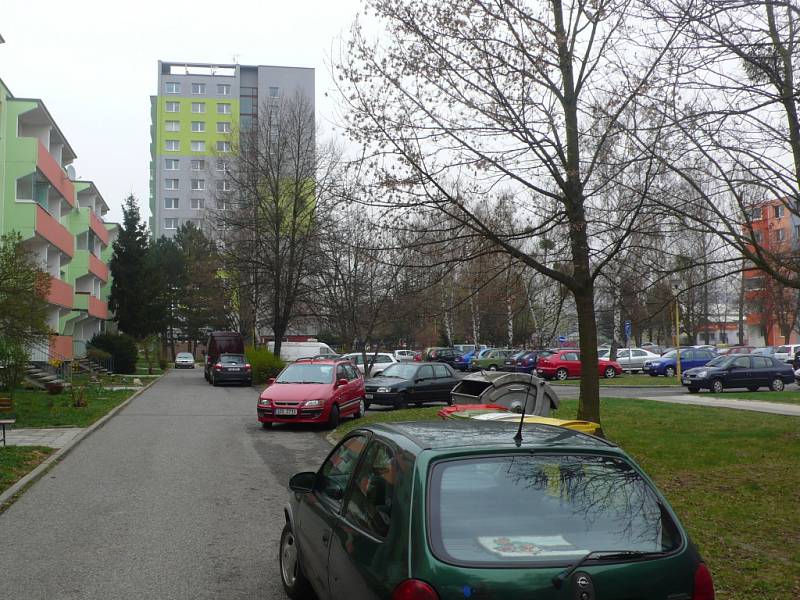 Obyvatelé sídliště Trávníky si stěžují na nedostatek parkovacích míst. Jedná se především o ulici Kpt.Jaroše a přilehlé domy v ulici SNP, situaci by podle nich pomohlo vyřešit přebudování podélných stání na příčná.