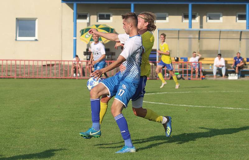 Fotbalisté Otrokovic (v modrobílých dresech) nedali šanci diviznímu Šumperku.