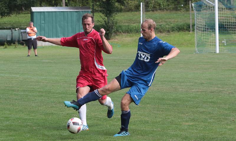 Fotbalisté Slavičína B ( modré dresy) vstoupili do nové sezony domácí výhrou nad Bylnicí v poměru 4:3. Foto: pro Deník/Jan Zahnaš