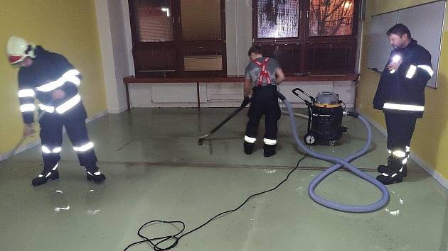 Hasiči zasahovali v sobotu 28. ledna odpoledne na gymnáziu ve Slavičíně, kde prasklá hadička přívodu teplé vody vytopila třídy.