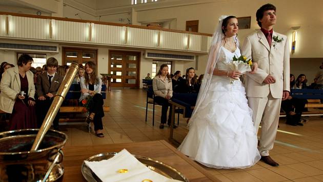 Česká svatba. Žáci ZŠ Křiby přiblížili typickou českou svatbu zahraničním kolegům. 