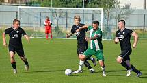 Fotbalisté Tlumačova (tmavé dresy) ve 23. kole I. B třídy skupiny doma přehráli Ostrožskou Novou Ves 4:0.