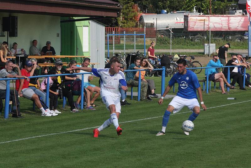 Fotbalisté Tlumačova (modré dresy) v rámci oslav výročí devadesáti let kopané v obci porazili Zdounky 2:0.