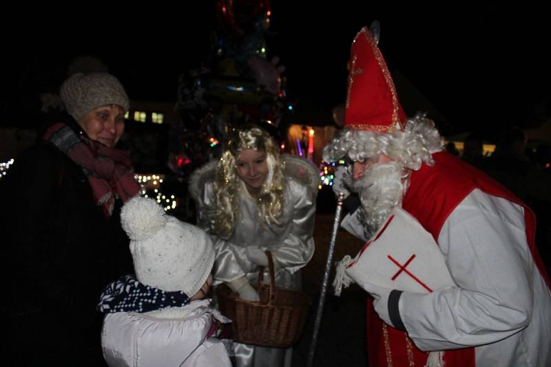 V Tlumačově rozsvítili vánoční stromek. Předtím si užili adventní jarmark