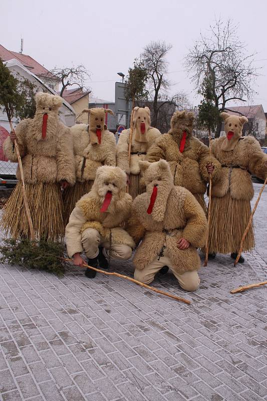 Ve Valašských Kloboukách  řádili čerti. Konal se zde 27. ročník Valašského jarmeku.