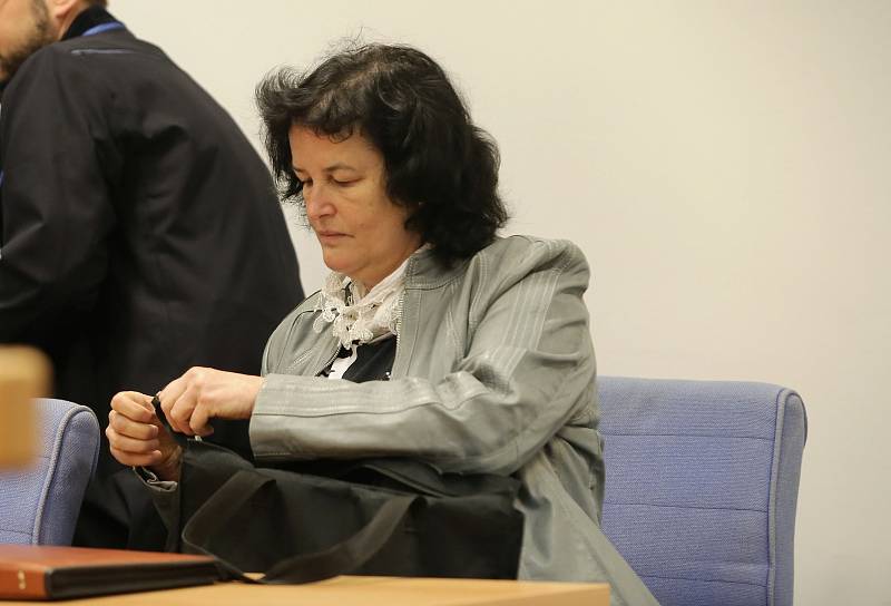 Dana Barnášová  u soudu ve Zlíně.