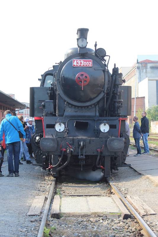 Patnácté narozeniny kraje: historická lokomotiva i jízdy Baťovým výtahem