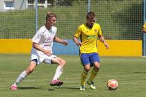 Derby ve třetí lize mezi fotbalisty Zlína (žluté dresy) a Slovácka skončilo remízou 1:1.