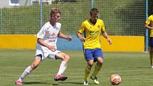 Derby ve třetí lize mezi fotbalisty Zlína (žluté dresy) a Slovácka skončilo remízou 1:1.