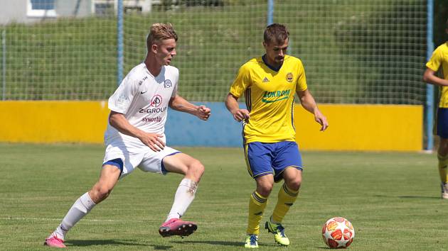 Derby ve třetí lize mezi fotbalisty Zlína (žluté dresy) a Slovácka skončilo remízou 1:1.