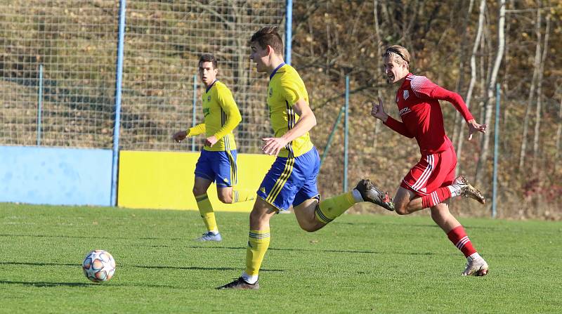 Fotbalisté Zlína B (žluté dresy) v 15. kole MSFL remizovali na Vršavě s Uničovem 1:1. Foto: Jan Zahnaš