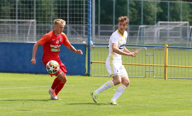 Fotbalisté Zlína B (bílé dresy) v sobotním přípravném zápase na Vršavě remizovali s juniorkou Zbrojovky Brno 2:2.