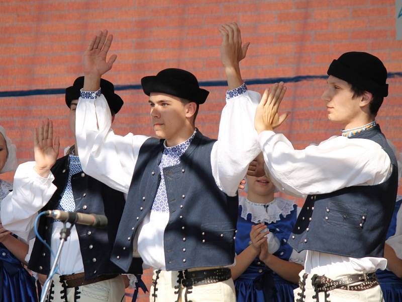 Na Jižních Svazích tančilo a zpívalo osm folklorních souborů.