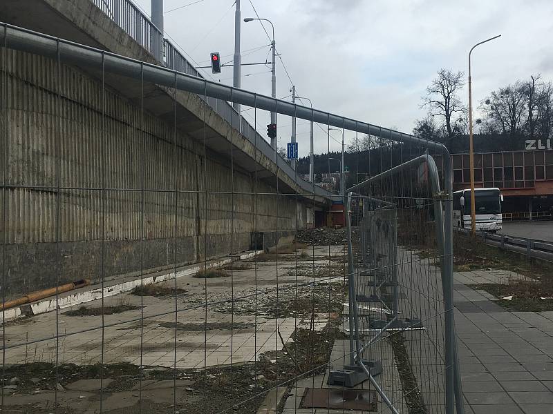 Prostor po zbourané budově EKOFERM hyzdí zlínské autobusové nádraží.