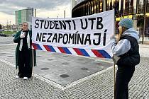 Studenti zlínské Univerzity Tomáše Bati si čtvrtek 16. listopadu 2023 před budovou rektorátu připomněli události 17. listopadu 1939 a 1989.