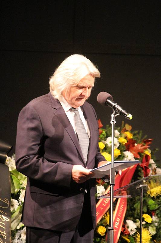 Poslední rozloučení s Vojtěchem Jasným, básníkem stříbrného plátna, jak byl označován, se uskutečnilo v sobotu ve zlínském Městském divadle.