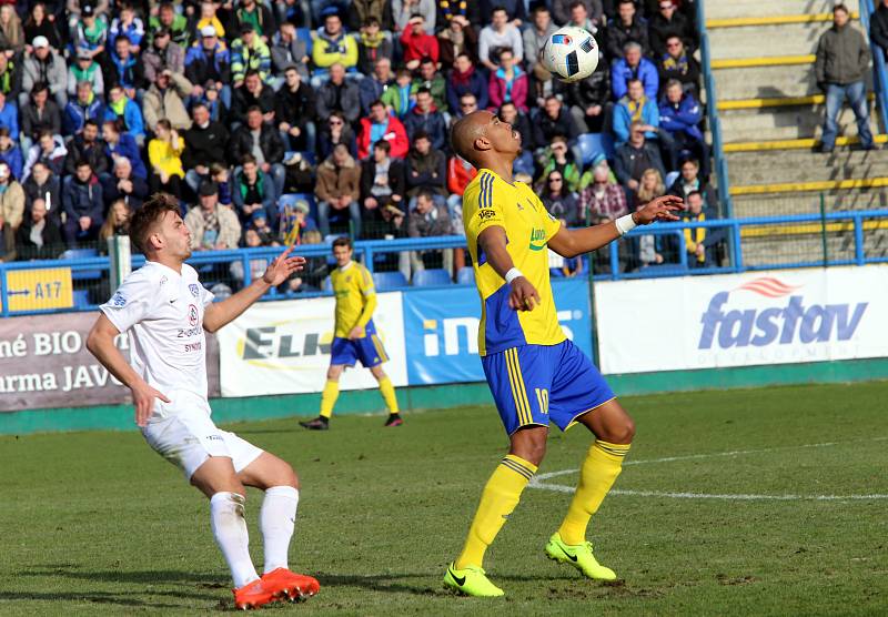 Fastav Zlín (ve žlutém) proti FC Slovácko