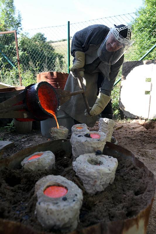 Bronzovou pamětní desku k poctě malíře Joži Uprky a dvě plastiky v rámci své volné tvorby odléval s týmem pomocníků ve své slévárně v Břestku akademický sochař Zdeněk Tománek.