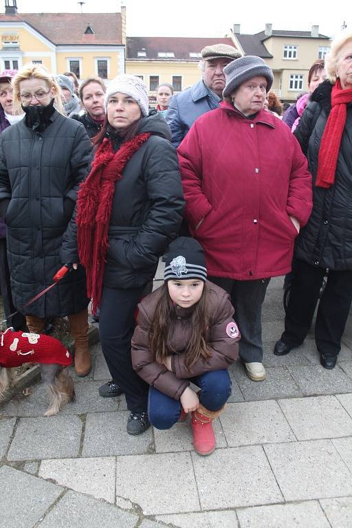 Na fryštáckém náměstí Míru obdivovaly živý Betlém desítky dětí