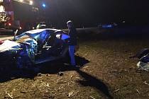 Tragická srážka osobního auta a traktoru mezi Trávníkem a Kotojedy