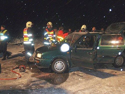 Při sobotní vážné dopravní nehodě dvou vozidel mezi Slušovicemi a Trnavou bylo zraněno pět osob, z toho dvě malé děti 