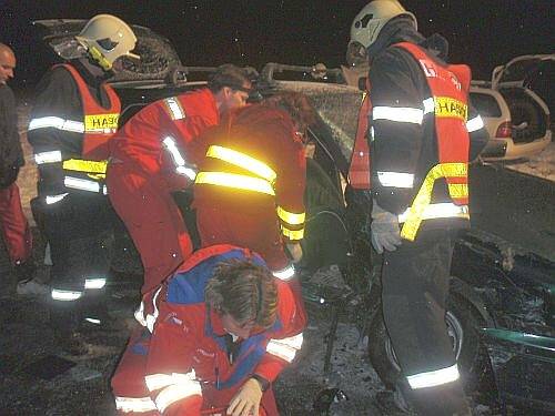 Při sobotní vážné dopravní nehodě dvou vozidel mezi Slušovicemi a Trnavou bylo zraněno pět osob, z toho dvě malé děti 