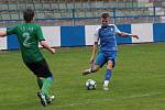 Slušovičtí fotbalisté (modré dresy) doma porazili Velké Karlovice 1:0.