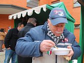 Před kostelem Panny Marie Pomocnice křesťanů ve Zlíně vydávali Tříkrálovou polévku významné osobnosti města Zlína.