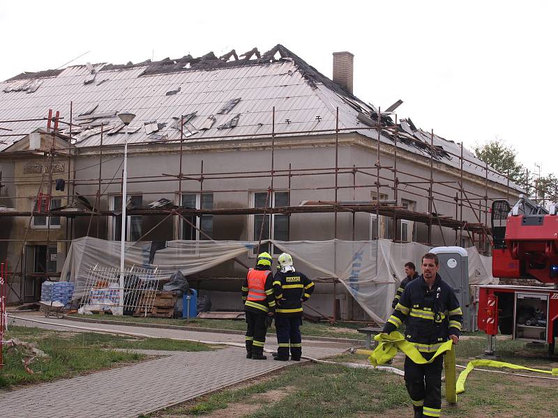 Střecha opravované budovy v Tlumačově, vzplála.
