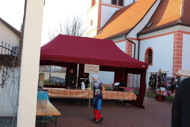 V Tlumačově rozsvítili vánoční stromek. Předtím si užili adventní jarmark