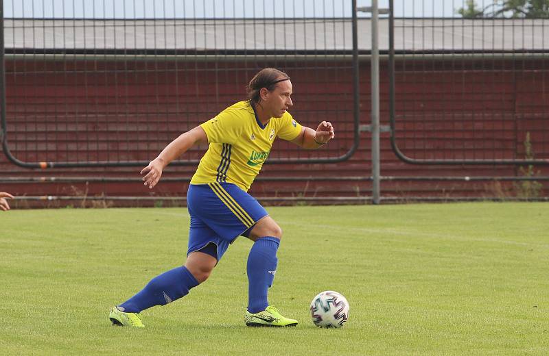 Fotbalisté Luhačovic (ve žlutých dresech) zvítězili na hřišti Sokola Veselá 4:3.