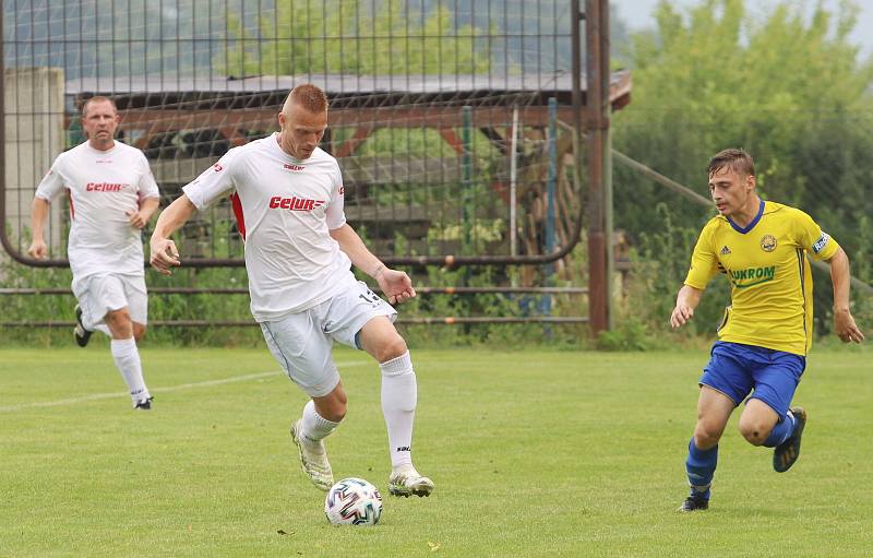 Fotbalisté Luhačovic (ve žlutých dresech) zvítězili na hřišti Sokola Veselá 4:3.