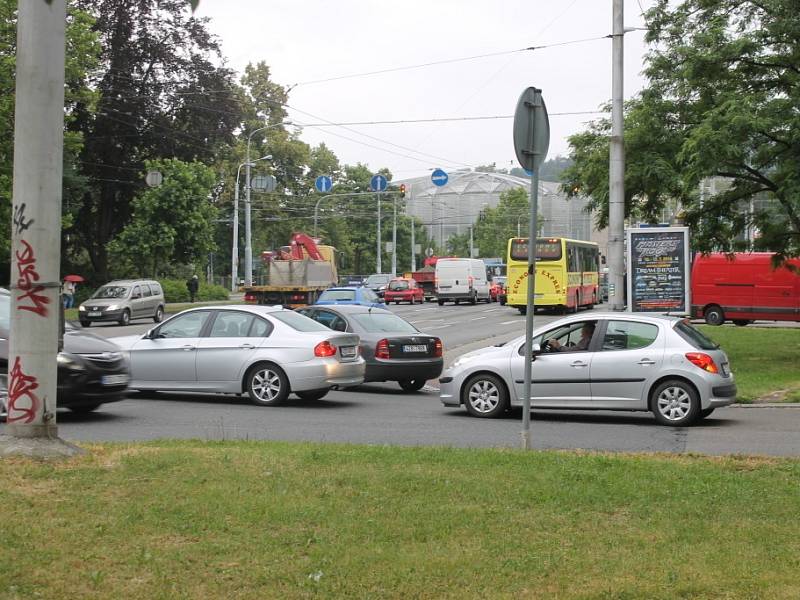 Řidiči si na výjezdu z křižovatky běžně počkají několik minut. Často musí i zariskovat.