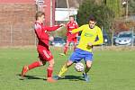 Fotbalisté Zlína B (žluté dresy) v 15. kole MSFL remizovali na Vršavě s Uničovem 1:1.